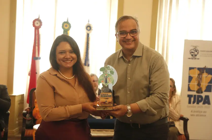 Representando a Escola Albanizia, a professora de Redação e Língua Portuguesa, Sueane Freitas,