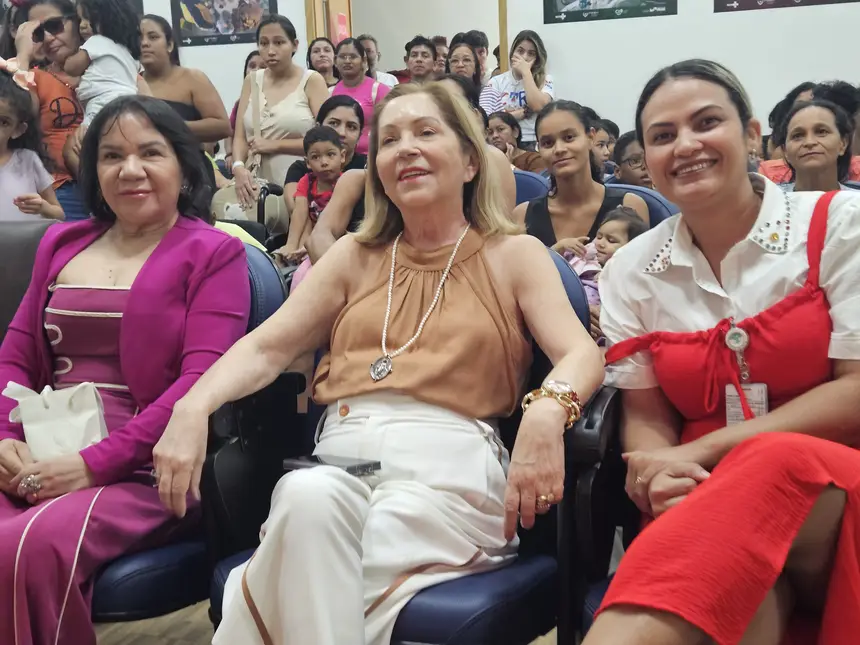 Representando a gestão do CIIR (à direita), Mariela Borges, gerente Administrativa e Financeira, ao lado de representantes do Governo do Estado