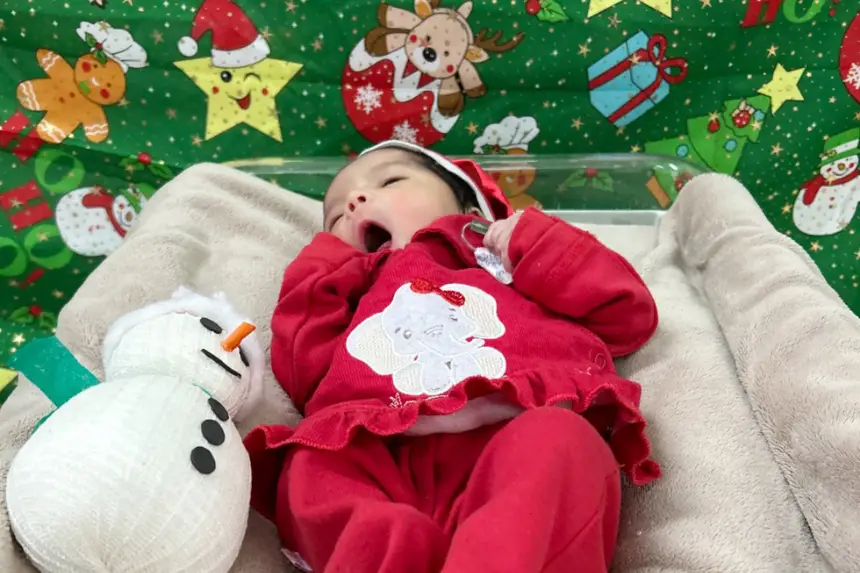 Roupinhas dão a cor do Natal a bebês que passarão primeiro Natal longe de casa 