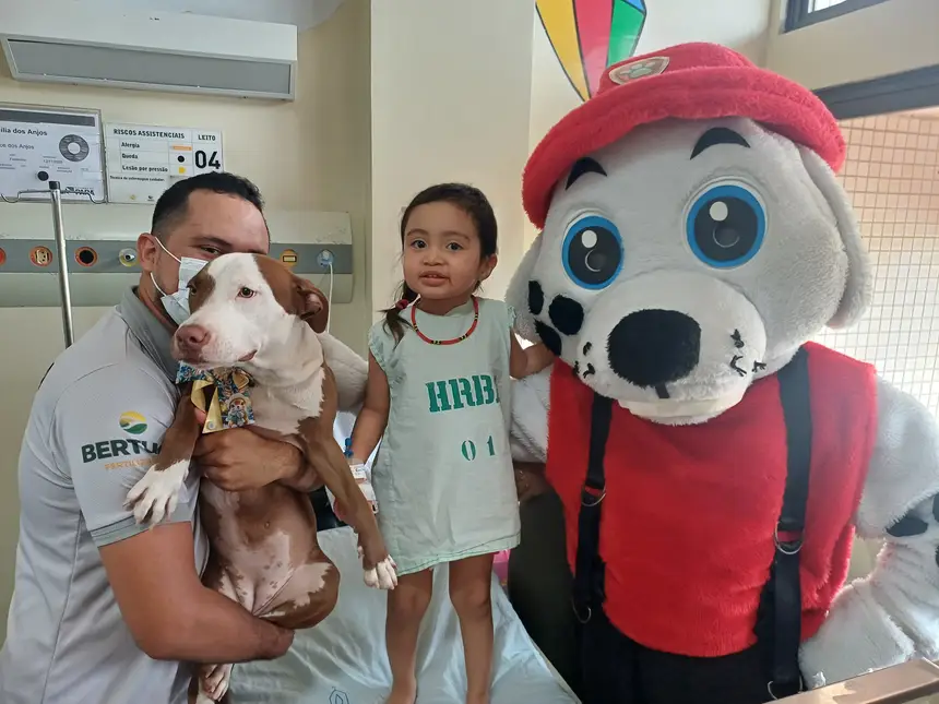 Bombeiros levaram cães para visitar as crianças 