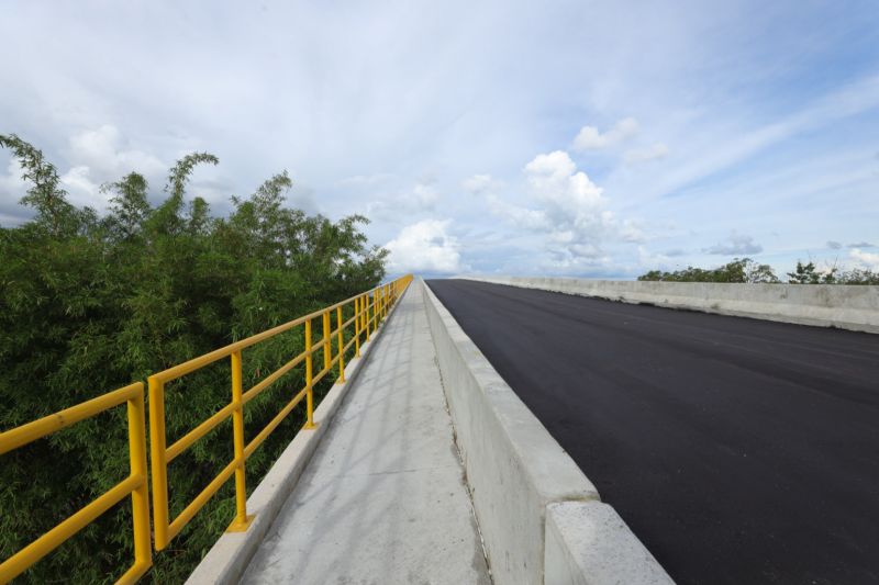  Ponte sobre o Alto Rio Capim, na Rodovia PA-256, que liga os municípios de Ipixuna do Pará e Paragominas, no nordeste paraense <div class='credito_fotos'>Foto: Alex Ribeiro / Ag. Pará   |   <a href='/midias/2025/originais/22725_db3a142c-8aa8-41f3-4936-53fac9a25763.jpg' download><i class='fa-solid fa-download'></i> Download</a></div>