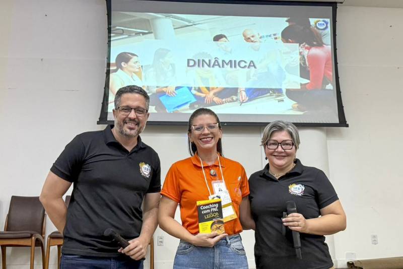 A assistente social Bárbara Oliveira foi sorteada com um livro sobre alguns dos temas discutidos na capacitação