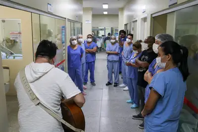 notícia: Pacientes da UTI Adulto da Santa Casa do Pará ganham sarau musical 