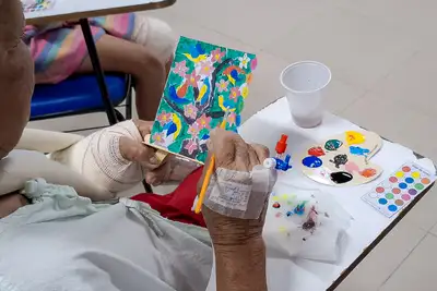 notícia: Arteterapia promove a recuperação dos pacientes do Hospital Santa Rosa através de desenhos e pinturas