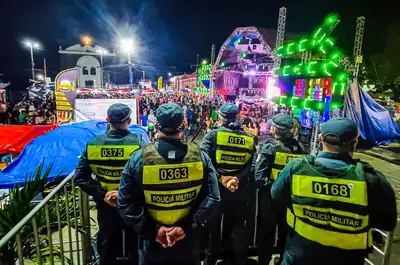 notícia:  Carnaval em Vigia conta com reforço na segurança de mais de 100 mil brincantes nos principais blocos da cidade.