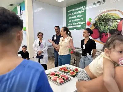 notícia: Pacientes pediátricos participam de colheita na horta do Hospital Metropolitano  