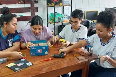 notícia: Estudantes de escola estadual de tempo integral criam robô detector de gás metano