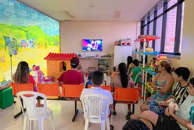 notícia: 'Cine Hoiol' leva a magia dos filmes para pacientes internados no Oncológico Infantil