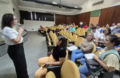 notícia: Laboratório Central do Estado capacita profissionais para coleta de amostras de água 