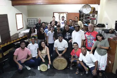 notícia: Fundação e Instituto Estadual Carlos Gomes recebem mestre de bateria da Grande Rio