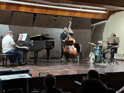 notícia: Alunos e professores do Instituto Estadual Carlos Gomes celebram Dia Mundial do Jazz