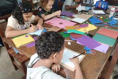 notícia: No Curro Velho, Biblioteca Carmen Sousa realiza oficinas de criação de brinquedos com materiais recicláveis