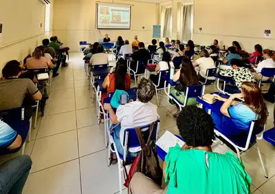 notícia: Profissionais da rede pública de ensino têm formação de educação para estudantes surdos