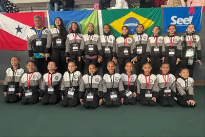 notícia: Atletas do 'Talentos Esportivos' conquistam 12 medalhas e troféu por equipe em campeonato internacional de ginástica