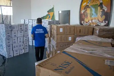 notícia: Polícia Científica pericia carga com 790 caixas de cigarros contrabandeados em Soure