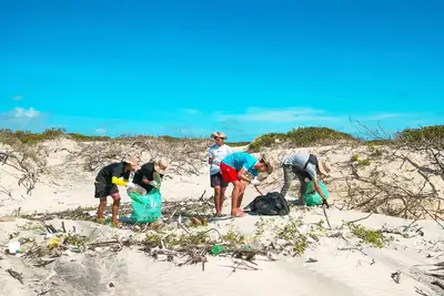 notícia: Semas participa de ação de limpeza de praia pela campanha Junho Verde, no litoral paraense 