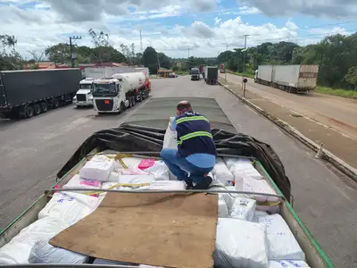 notícia: Sefa apreende uma tonelada de sacolas recicláveis e quase 400 pneus