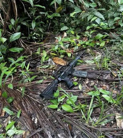 notícia: PM apreende fuzil e munições em operação na área de mata no Paracuri II, em Belém 