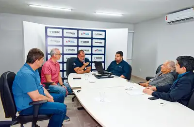 notícia: Estado discute projeto que transforma resíduos plásticos em solução para asfalto e concreto