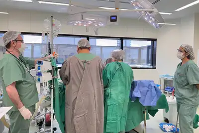notícia: Cirurgia de alta complexidade realizada no Hospital da Mulher devolve movimentos a paciente