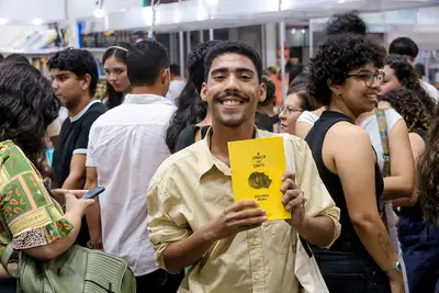 notícia: Socorro Acioli encerra 28ª Feira Pan-Amazônica do Livro e das Multivozes com arena lotada e debate sobre ancestralidade