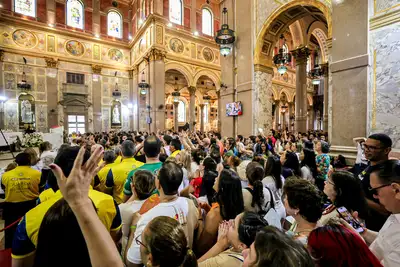 notícia: Na "Descida do Glória", devotos vivem momentos de fé ao se aproximarem da imagem original de Nossa Senhora