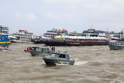 notícia: Governador do Pará acompanha Círio Fluvial e celebra a fé nas águas de Belém