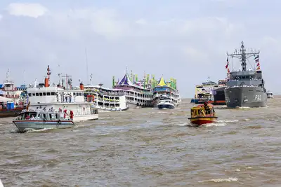notícia: Governador do Pará acompanha Círio Fluvial e celebra a fé nas águas de Belém