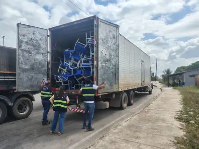 notícia: Sefa apreende cargas com soja, chope de vinho, motos e carteiras escolares