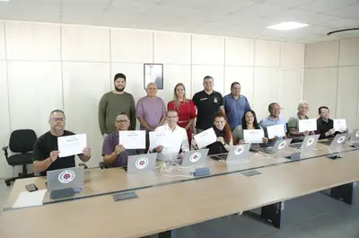 notícia: Professores vencedores do Prêmio de Inovação da Educação Paraense recebem Chromebooks