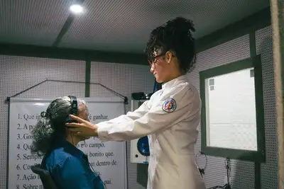 notícia: Centro de Reabilitação reforça orientações para saúde auditiva e destaca importância do diagnóstico precoce 