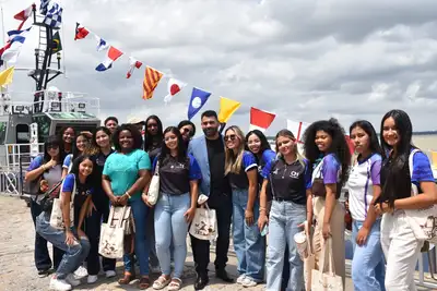 notícia: Alunos da EETEPA Dr. Celso Malcher vivem experiência inédita em barco a hidrogênio verde na COP30