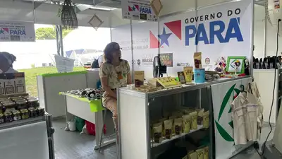 notícia: Curupira de crochê, flor de jambu e chocolate da floresta encantam em feira da Emater na COP30