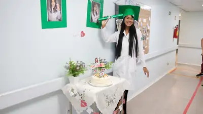 notícia: Paciente renal ganha festa no HC pela formação no curso de Enfermagem 