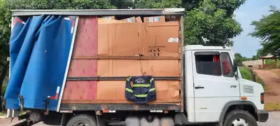 notícia: Sefa apreende mais de 4 mil tênis falsificados e 1.900 luminárias