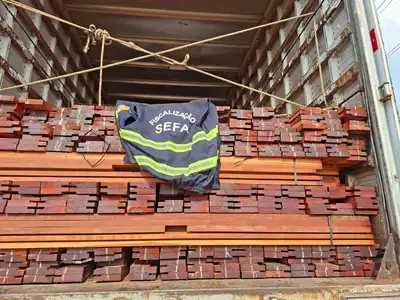 notícia: Sefa apreende máquina retroescavadeira, madeira serrada e produtos metalúrgicos