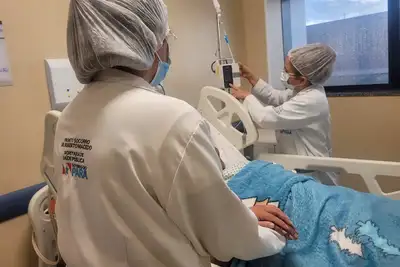 notícia: Pronto-Socorro do Estado discute riscos da resistência antimicrobiana