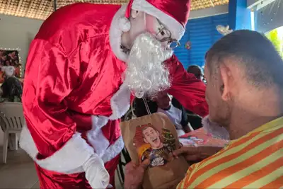 notícia: Ação natalina do CIIR emociona e fortalece laços afetivos entre idosos com música e presentes