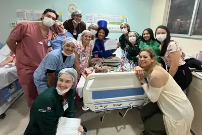 notícia: Mesmo Internada, jovem comemora formatura do Ensino Médio no Hospital Oncológico Infantil