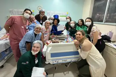 notícia: Internada, adolescente celebra formatura no Hospital Octávio Lobo