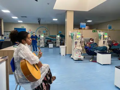 notícia: HGT promove bem-estar com projeto de musicoterapia no Centro de Hemodiálise