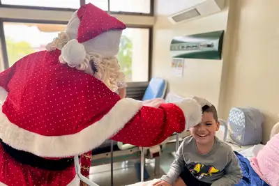 notícia: Entrega de presentes leva alegria e esperança a crianças internadas no Hospital Metropolitano