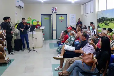 notícia: Terapia para a alma: Unacon de Tucuruí promove sessão de musicoterapia para celebrar o Natal com pacientes oncológicos