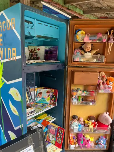 notícia: Crianças da Comunidade Porto da Ceasa recebem geloteca para armazenar livros