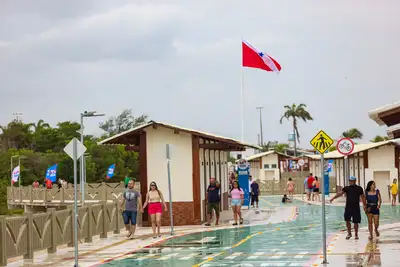 notícia: Passarelas de acesso à Praia do Maçarico movimentam economia e turismo em Salinópolis