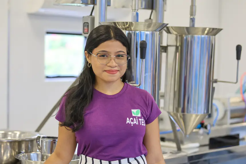 Tailane Camile Cardoso - Aluna do curso técnico de manipulação de Açaí <div class='credito_fotos'>Foto: Bruno Cruz / Ag. Pará &nbsp;&nbsp;|&nbsp;&nbsp; <a href='/midias/2026/originais/20260116100453-GF00026073-F00484845.jpg' download><i class='fa-solid fa-download'></i> Download</a></div>