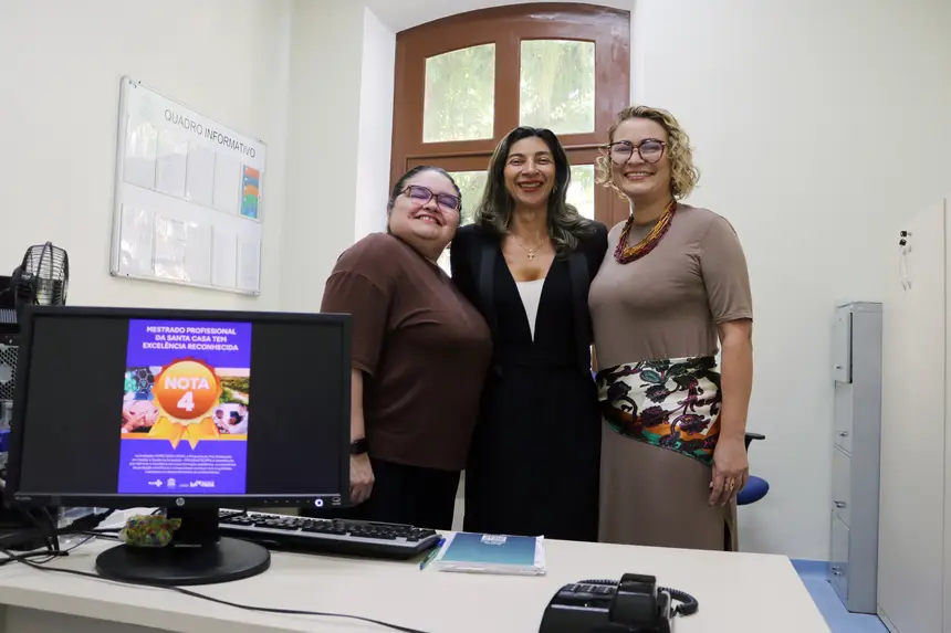 Equipe da coordenação de mestrado comemora elevação da nota