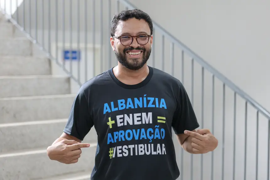 Theo Queiroz - diretor da escola <div class='credito_fotos'>Foto: Bruno Cruz / Ag. Pará &nbsp;&nbsp;|&nbsp;&nbsp; <a href='/midias/2026/originais/20260117111516-GF00026084-F00485307.jpg' download><i class='fa-solid fa-download'></i> Download</a></div>