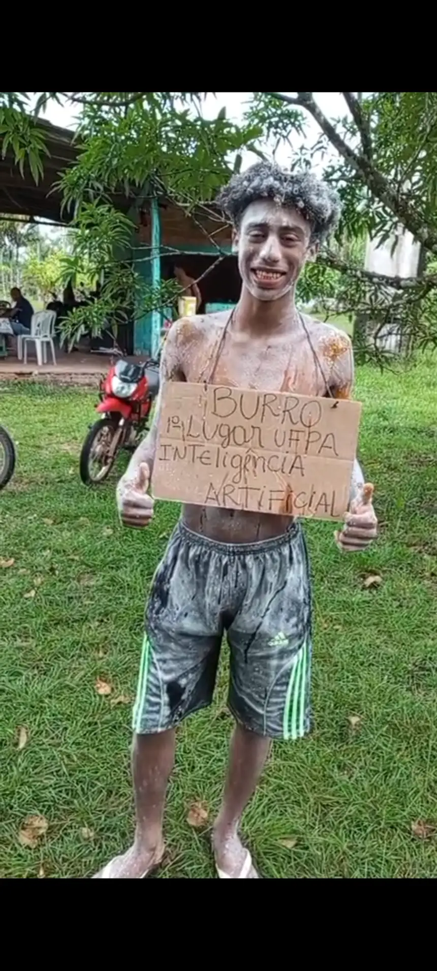 Alegria juvenil do calouro, pintado da cabeça aos pés