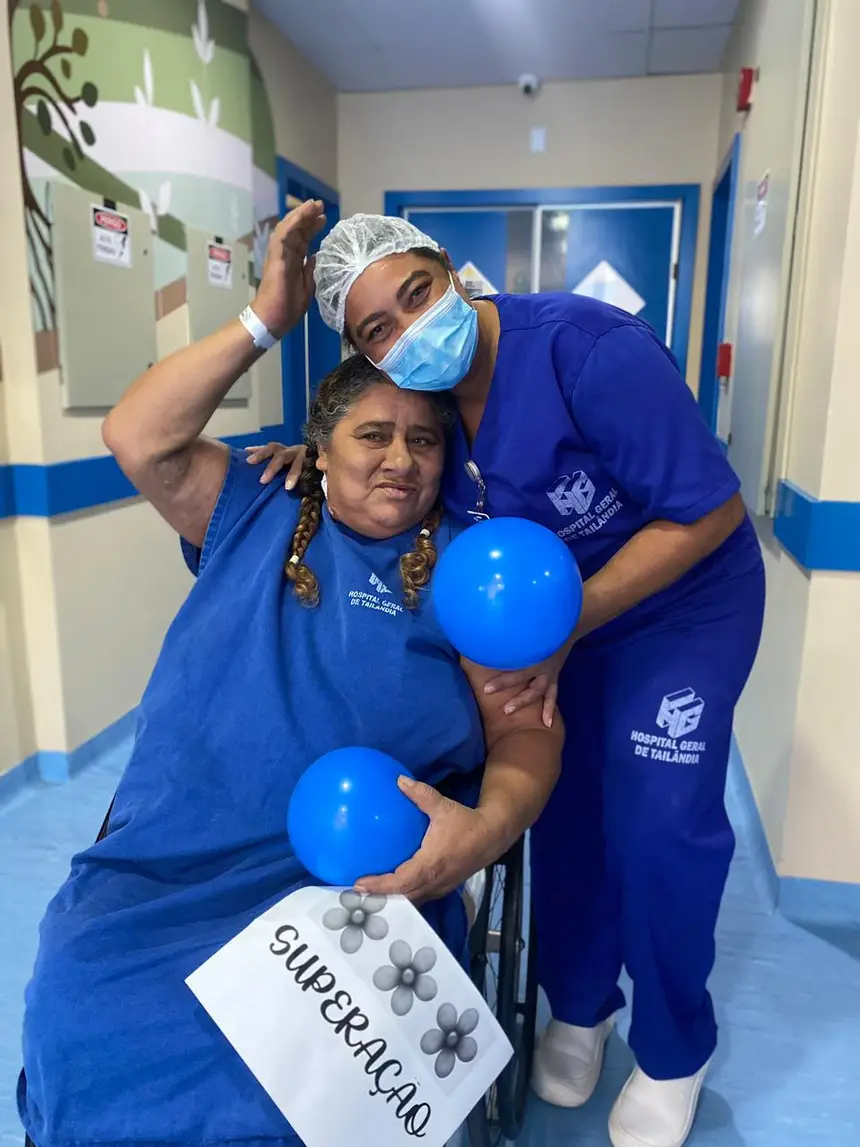 Francisca das Chagas, de 56 anos, que permaneceu 13 dias internada na Unidade de Terapia Intensiva acompanhada da técnica de Enfermagem Simone, que prestou assistância durante o perído